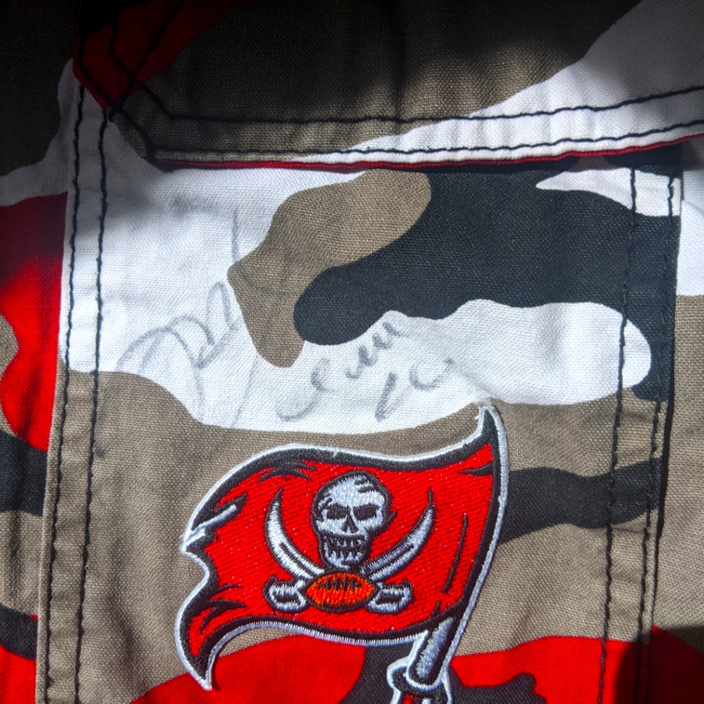 SIGNED Mike Alstott Bucs official NFL cargo shorts size32